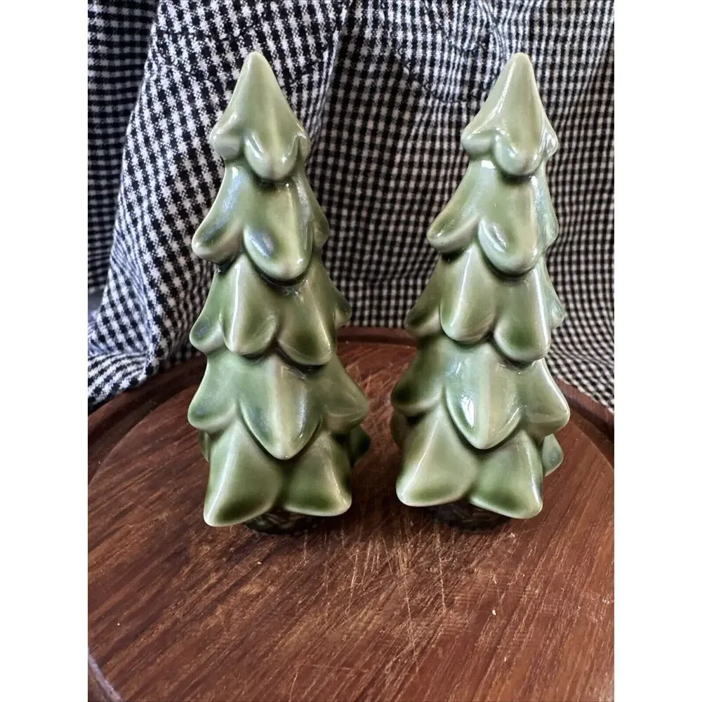 Grassland Roads Christmas Tree Salt & Pepper Shaker’s W/stand Ceramic Holiday